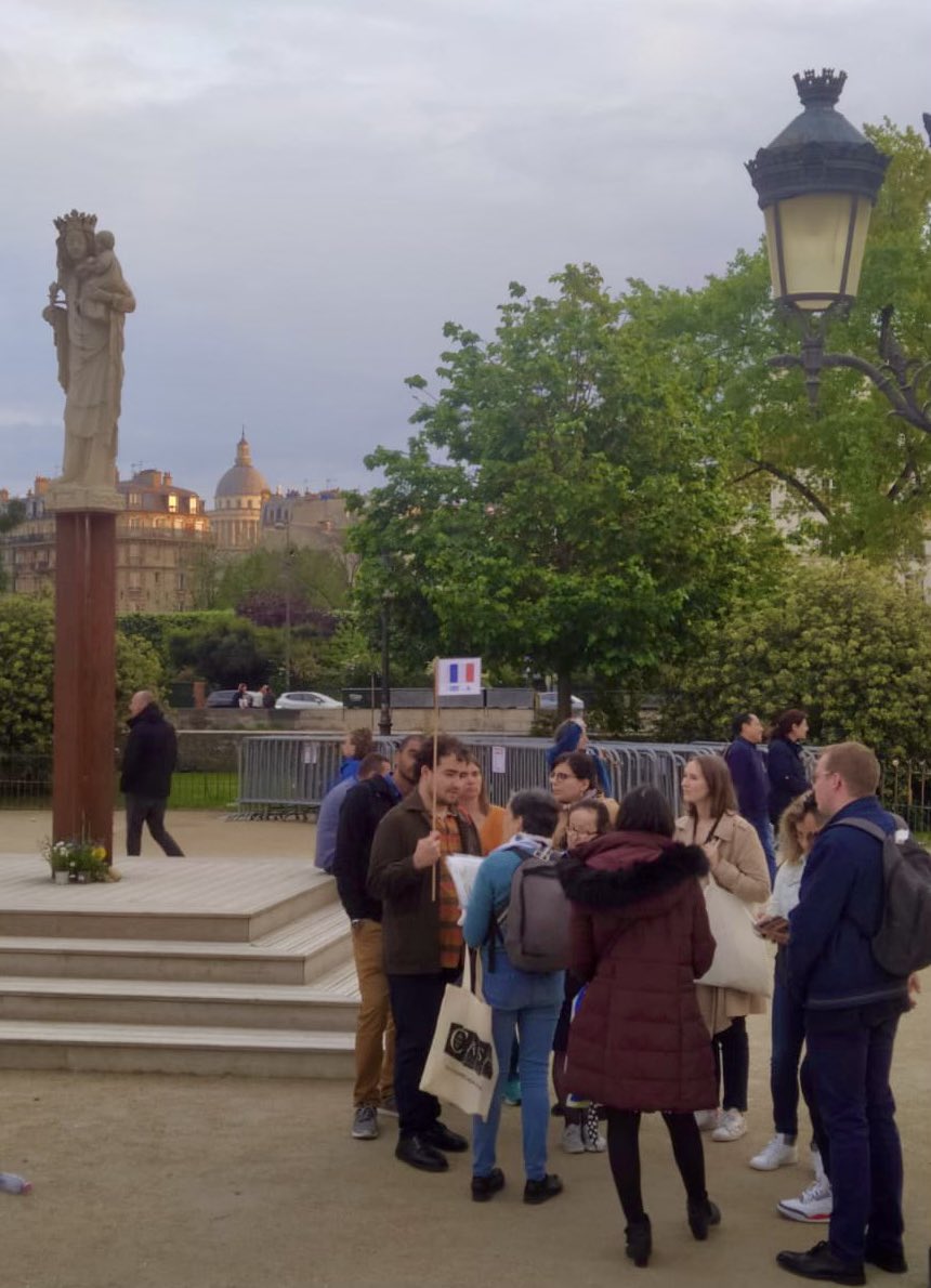 notredameparis's tweet photo. Plein succès pour la Nuit des Cathédrales, avec un millier de participants qui ont suivi les groupes de visite de @GuidesCASA et de la Cathédrale ! Merci à tous ! #notredamedeparis #NotreDame https://t.co/is6pNfJNwG