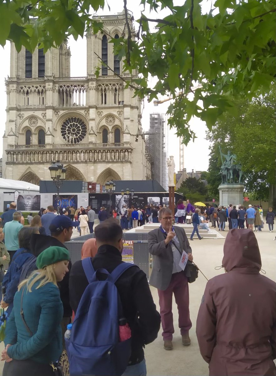 notredameparis's tweet photo. Plein succès pour la Nuit des Cathédrales, avec un millier de participants qui ont suivi les groupes de visite de @GuidesCASA et de la Cathédrale ! Merci à tous ! #notredamedeparis #NotreDame https://t.co/is6pNfJNwG