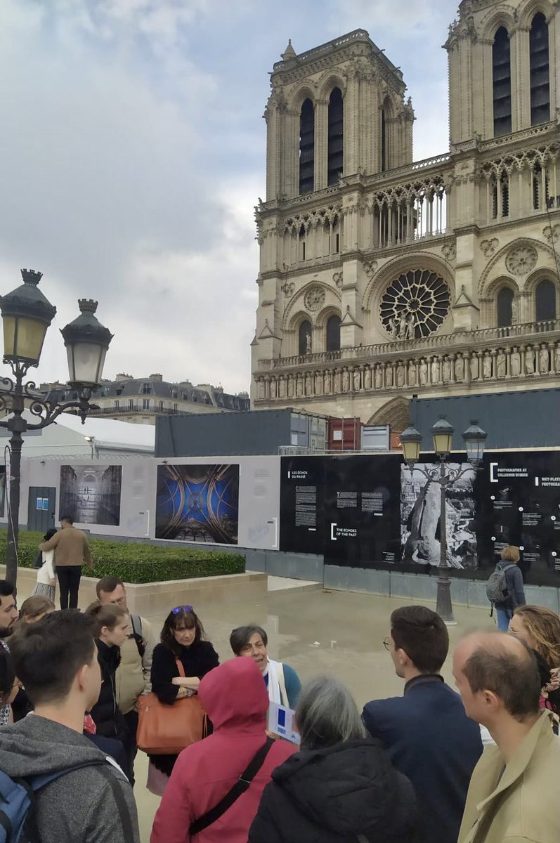 notredameparis's tweet photo. Plein succès pour la Nuit des Cathédrales, avec un millier de participants qui ont suivi les groupes de visite de @GuidesCASA et de la Cathédrale ! Merci à tous ! #notredamedeparis #NotreDame https://t.co/is6pNfJNwG