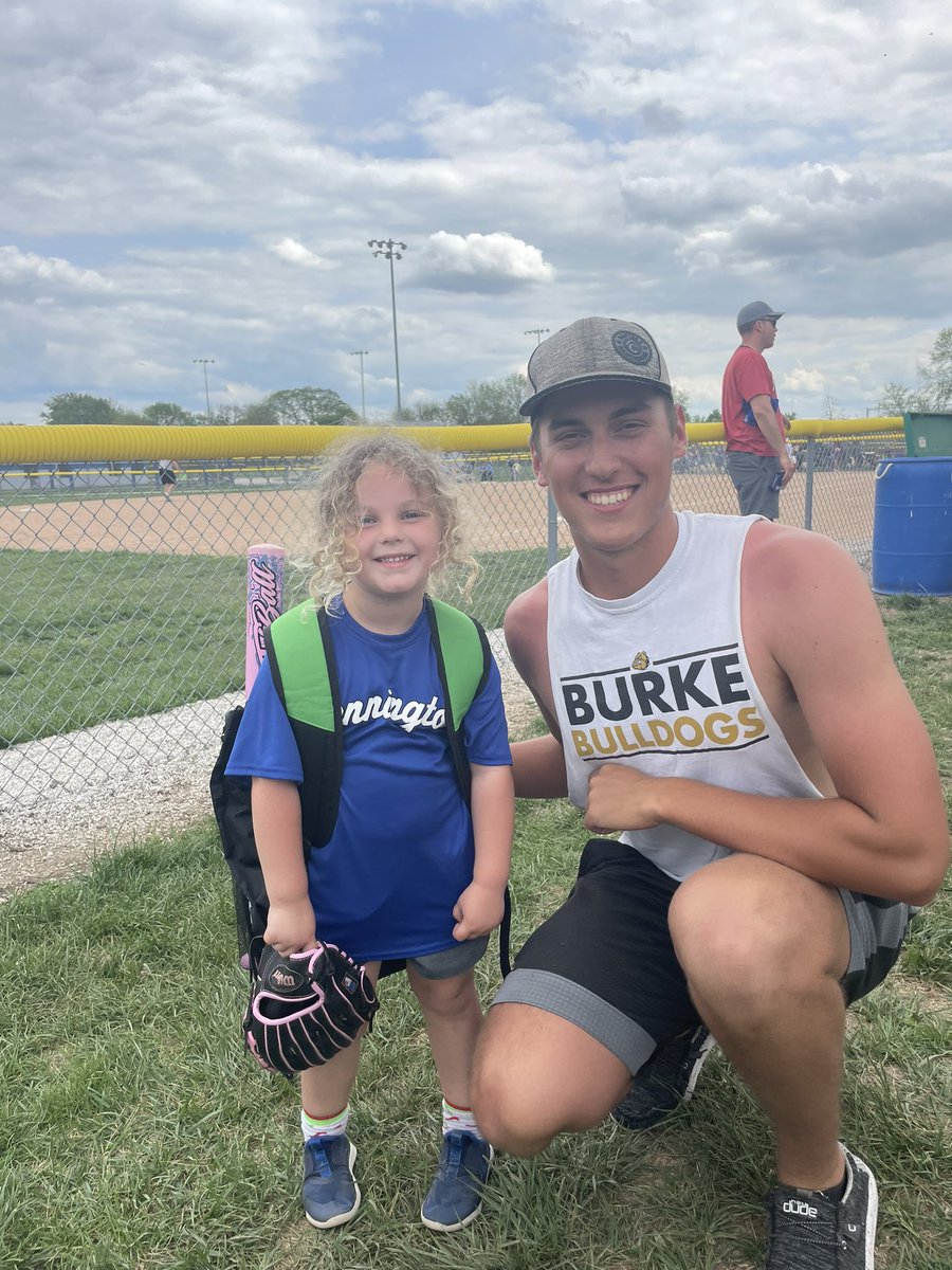 GrefeTheGreat's tweet photo. Love that @baseball_burke @RyneRenbarger15  supported the youngins at TBall today. Inspiring the love of the game when they can. https://t.co/dUm8cBkVUx