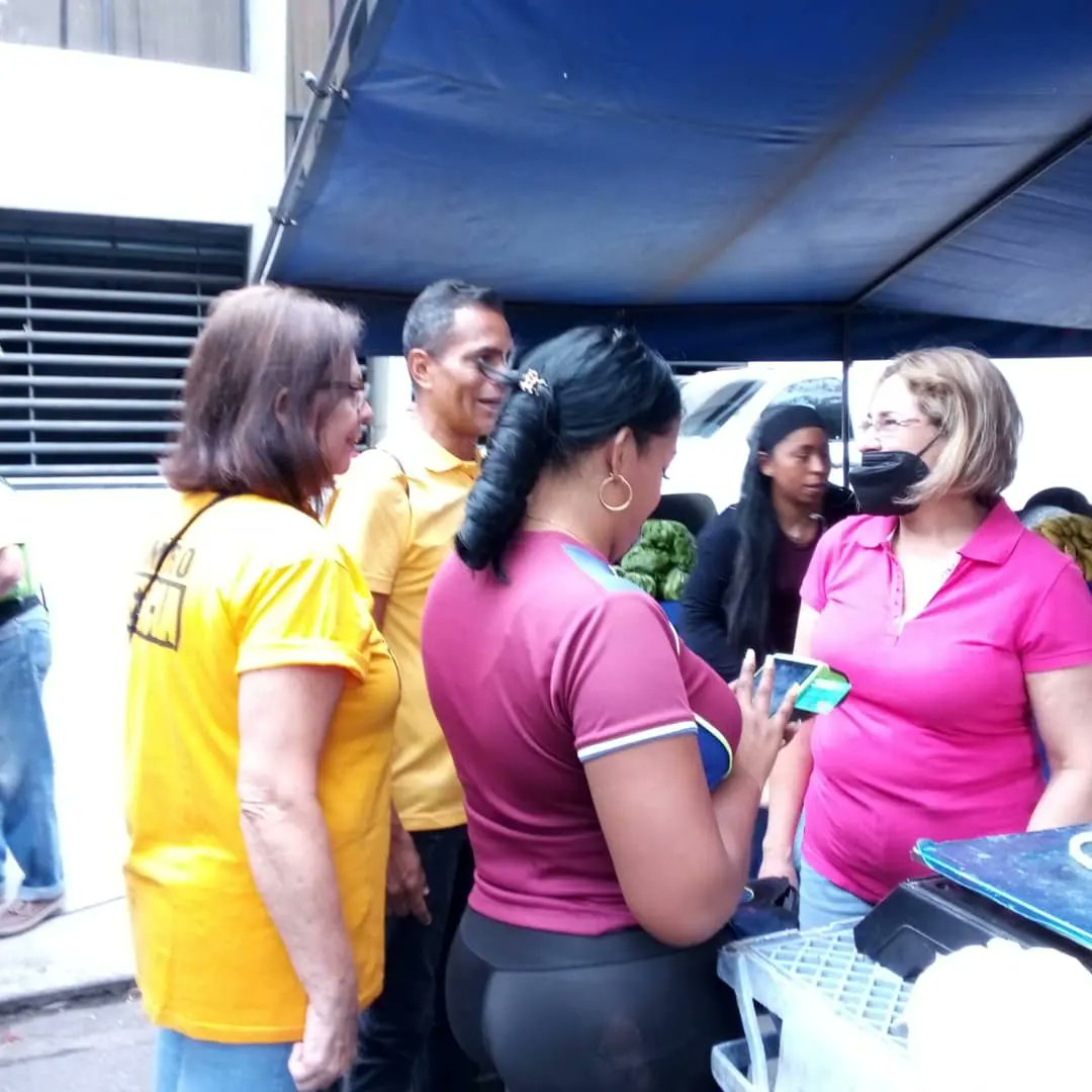 mpj_munsucre's tweet photo. Seguimos recorriendo los mercados a cielo abierto en el municipio Sucre. 

Para @Pr1meroJusticia es muy importante escuchar la opinión de cada vecino en relación a las venideras primarias y que nos den la oportunidad de explicarles que es una tarea de todos por un mismo objetivo. https://t.co/IaQENzGvYA