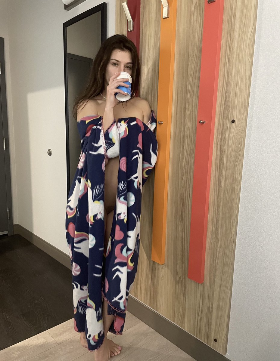 MaanShah69's tweet photo. @loveleahgotti Coffee Babe!🫦
#leahgotti 
#naked https://t.co/EvLR8HQRgz