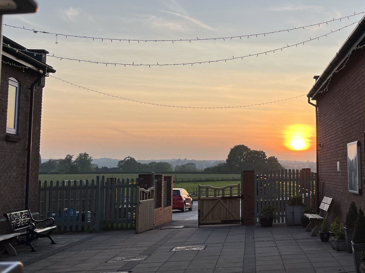 Pretty much the perfect sky to walk offstage to after finishing a complete Bach 48. 💜 Still haven’t really worked out how to put my thoughts about this music into words but it’s basically the universe really. Thank you so much <a href="/LichfieldCSchl/">Lichfield Cathedral School</a> @cathylamb_org. Staffordshire ✅