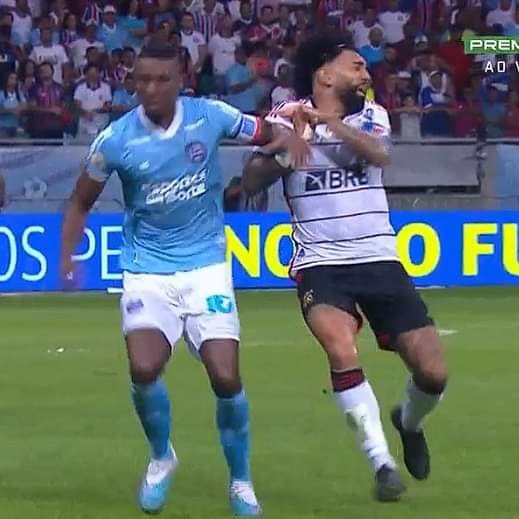 Desanima de ver futebol depois de um jogador simular e conseguir cavar a expulsão do adversário e o var nem chama para avisar o juiz. 

Mas é mais do mesmo né? Contra o Flamengo é sempre isso