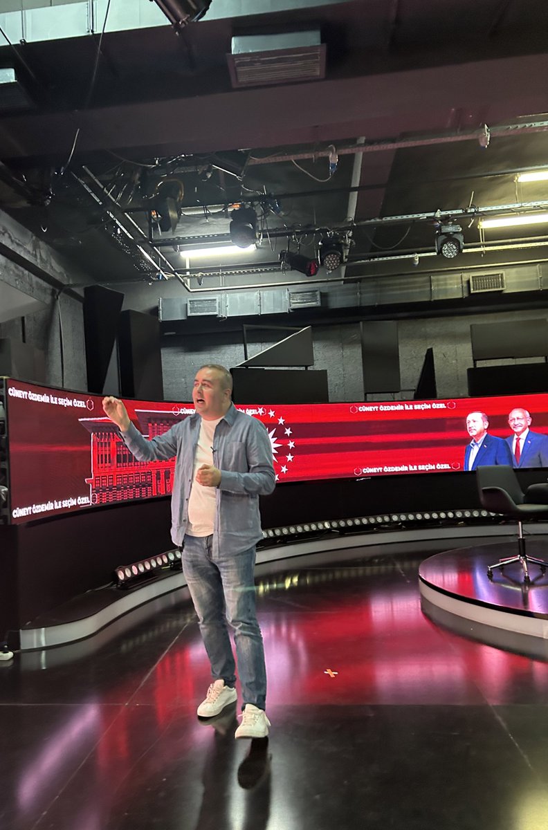 esaskenan's tweet photo. Heyecandan uyuyamayanlar burada mı?BEN KENAN geliyorum :) saat14.00'ten itibaren yayındayız...https://t.co/Q5lI5zistW https://t.co/dNPfO5H67e