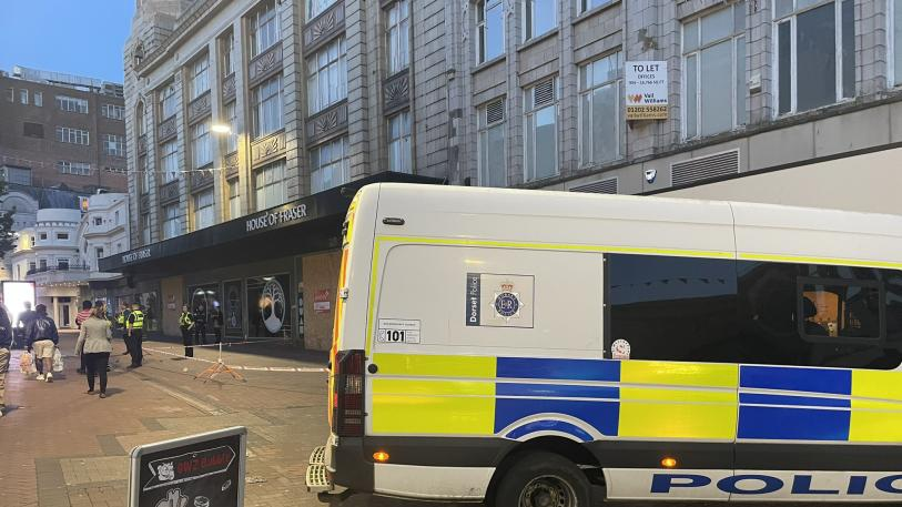 Bournemouthecho's tweet photo. ➡️ A man has been stabbed in #Bournemouth town centre this evening
➡️ Multiple police officers are on the scene
➡️ Police enquiries are ongoing https://t.co/ckT9y6MAUe https://t.co/5xIzRuUrG6