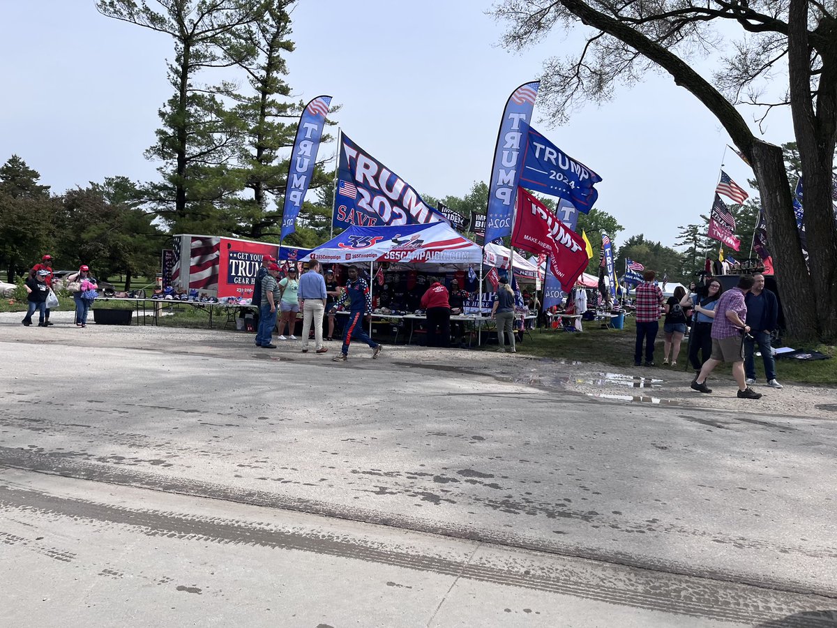 ddkochel's tweet image. Photos taken minutes after cancellation of the Trump “rally” in Des Moines, which was on its way to becoming an embarrassing bust. Note the lack of severe weather, which was cited as the reason for cancellation. Rough day for Team Trump.