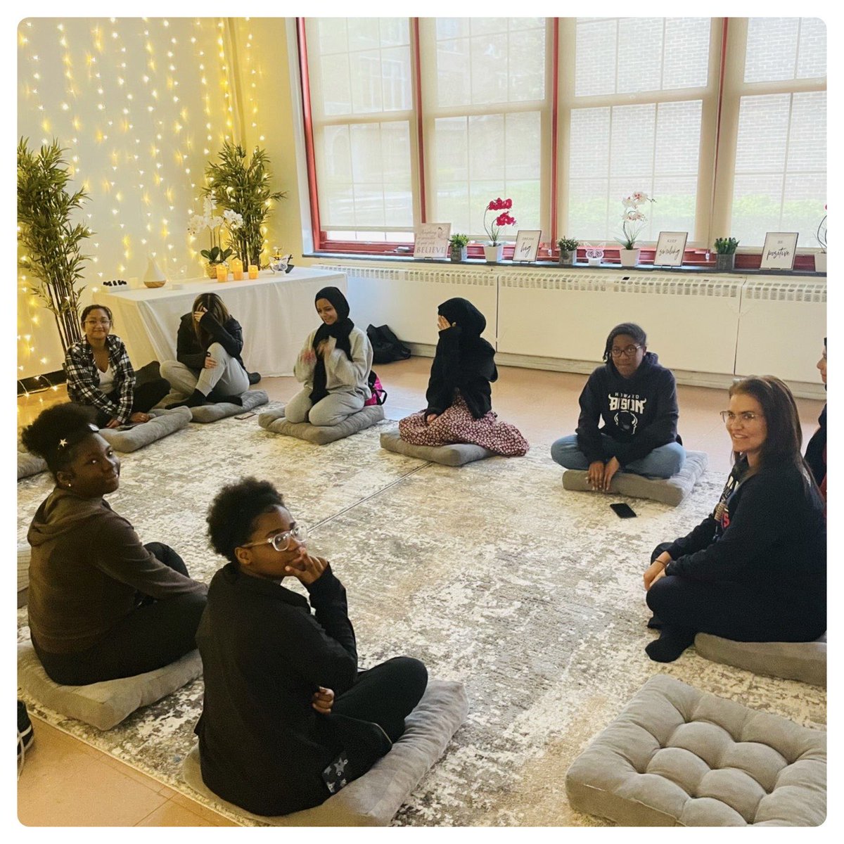 MSK at Roosevelt HS-ECS explored the mindful foundations of sisterhood and community in the newly opened Roosevelt Restorative Room. ⁦@RcollinsJudon⁩ ⁦@YonkersMSK⁩ ⁦@a_dechent⁩ ⁦@girlsalliance⁩