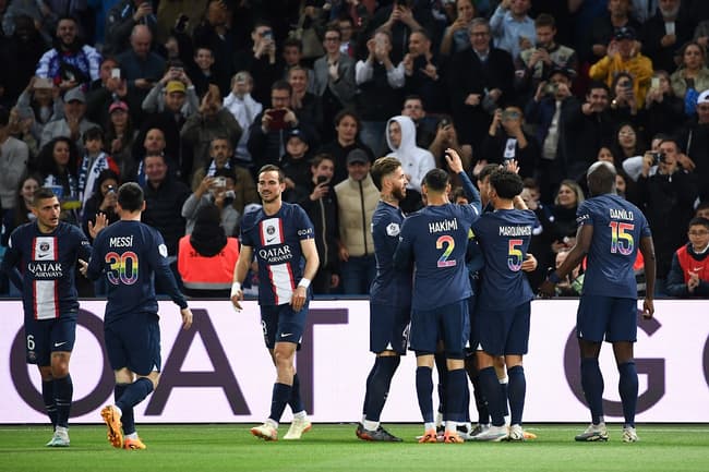 BFMTV's tweet photo. PSG-Ajaccio: festival de buts au Parc, doublé de Mbappé, le titre se rapproche pour Paris
https://t.co/hsqr4DYYCs https://t.co/VR9M2XPx9b