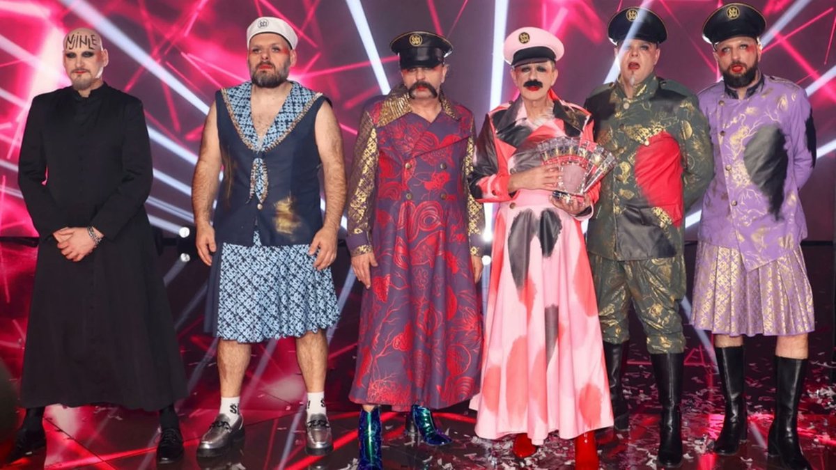 ¿Que pasa si juntamos al Cabronazi, y los Ojete Calor?, nos da Let 3.

#Eurovision2023 #EurovisionRTVE #Eurovision.