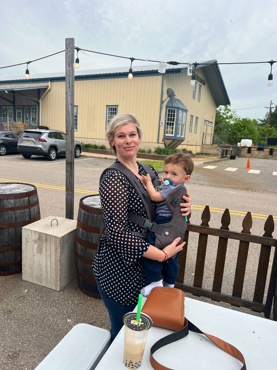 AgriPV10's tweet photo. Sábado paseando con #BabyLogan en Flemington.
Fuimos al Hooters finalmente y después por una chela a la cervecería local. https://t.co/6PD4Z0LbMM