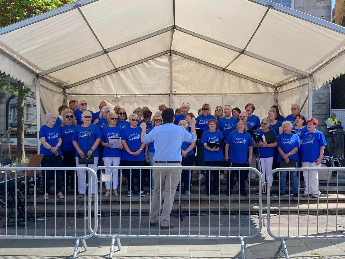EncorBangor's tweet photo. Diolch am y croeso @GwylFwydCfon diwrnod hyfryd
#côr #canu #lles
Ac wrth ein bodd yn gwrando ar @fleurdelysband #Sbectol
#CanuGydaFyArwr
Thank you for the warm welcome #Caernarfon #choir #singing #Wellbeing https://t.co/A8qBAaimSo