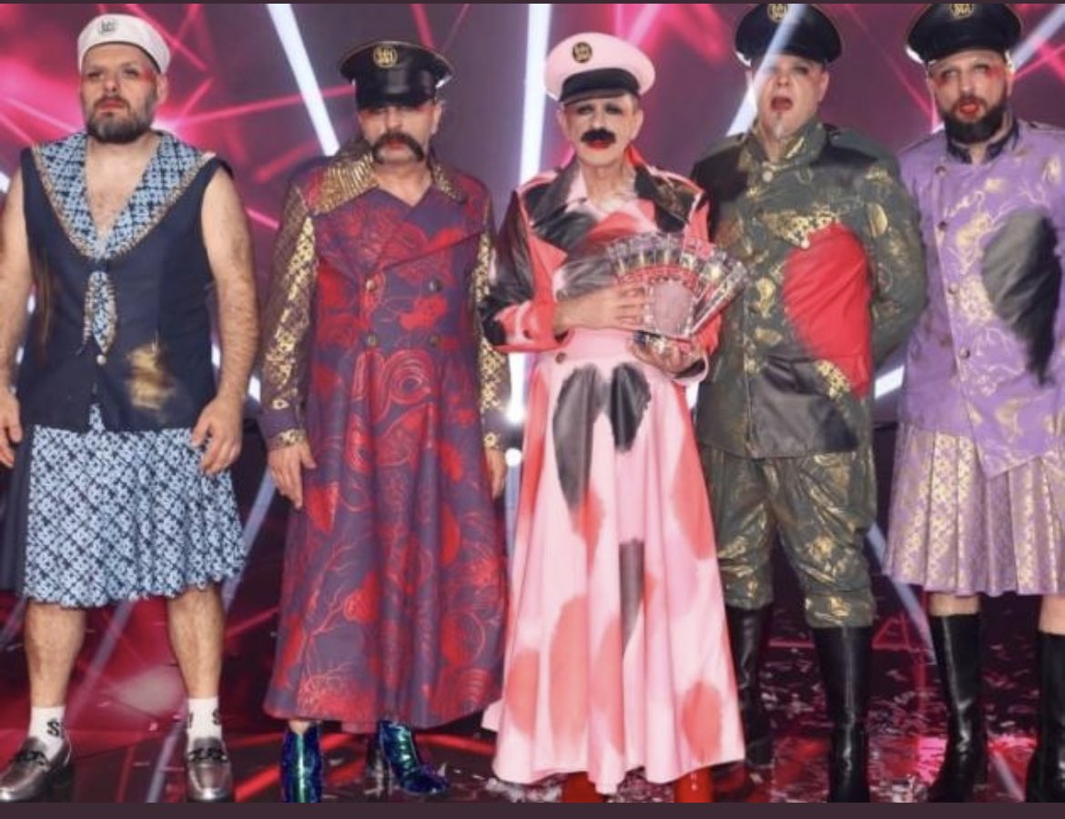 claubriii's tweet photo. Mis primos y yo haciendo la actuación en la cena familiar #Eurovision #Eurovision2023 https://t.co/QPBlQ4BcNk