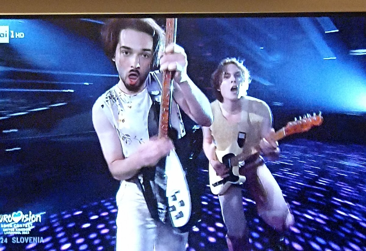 Calciferika's tweet photo. Ma solo io ho trovato una certa somiglianza tra il gruppo sloveno a #ESC2023 e i Ragazzi delle ragazze di Geppo.
C'erano tutti #Geppo, Gianfranzo, Giuso, Dado e Sugo.
@CorradoGuzzanti li hai visti?
Lode a Geppooooo
#ESCita
#ESC2023
#Eurovision2023 https://t.co/f3w6ucMHlb