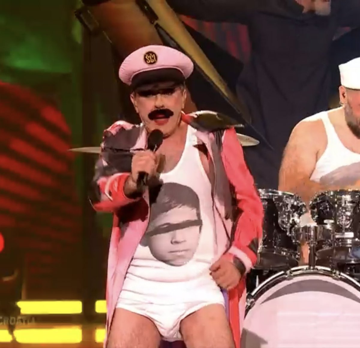 Wandoful's tweet photo. Me when I’ve been left at home alone and supposed to be cleaning but think I’m a rockstar:

#Eurovision #Eurovision2023 https://t.co/Xg6Q04i2Qn