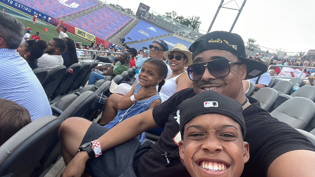 JCainTheFirst's tweet photo. Awesome way to spend a Saturday with the Family! #GiddyUp #LetsGoStallions @USFLStallions @USFL https://t.co/iRZVcYKZoz
