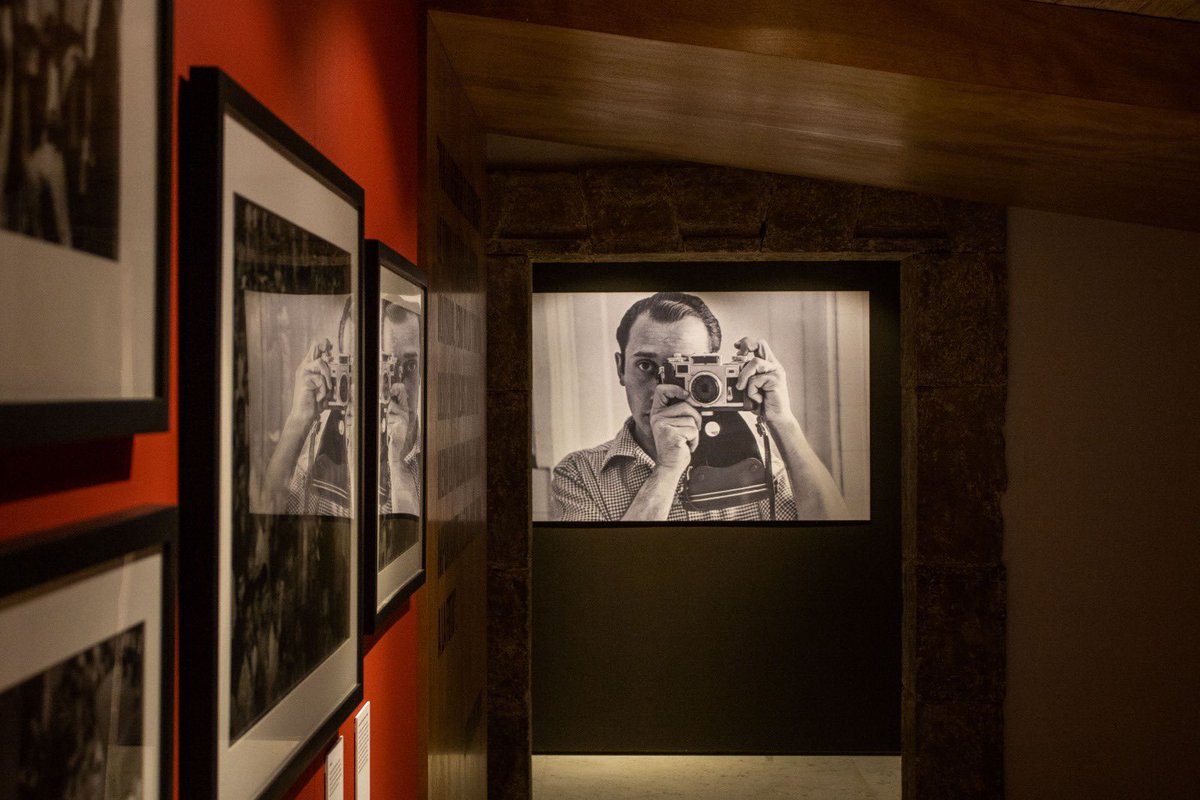 CC_LosPinos's tweet photo. Hoy se inauguró “El Ojo Infinito de Enrique #Metinides”, una exposición con material inédito y memorabilia que nos acerca más a la mirada de este gran fotógrafo mexicano.
La @culturamx te invita a visitarla de martes a domingo a partir de las 11 h
#EntradaLibre https://t.co/Wo7P4erF3b