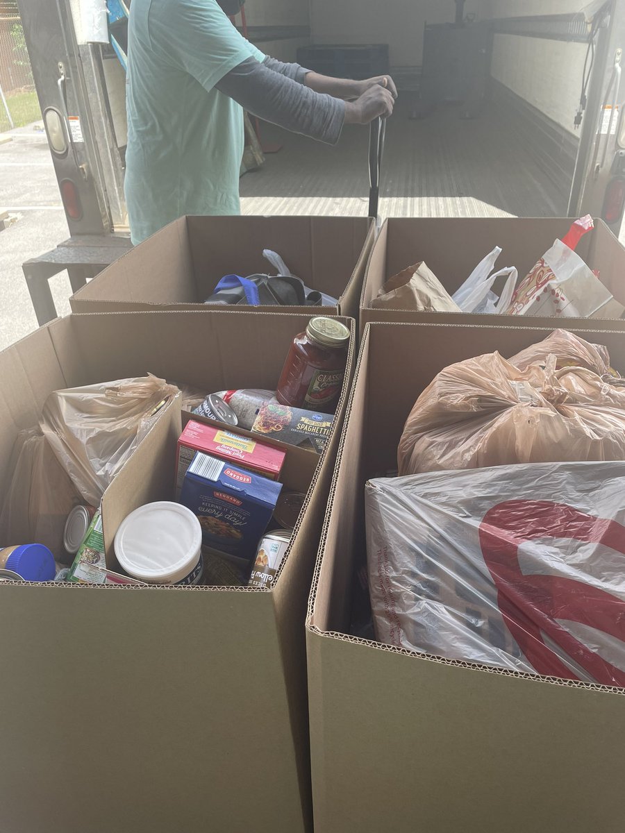 We’re so thankful for everyone that’s donated to Stamp Out Hunger today and our volunteers for joining us! Food is still coming in with the letter carriers and we can’t wait to share our total poundage! 💚🥫