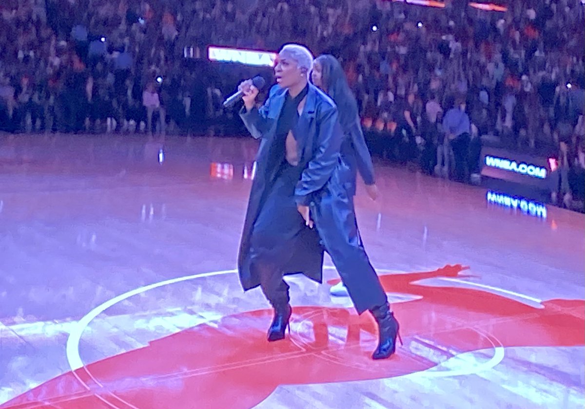 Halftime show with ⁦@JullyBlack⁩ 🔥🔥 #WNBACanada