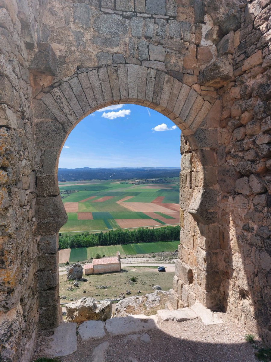 ASDEN_Soria's tweet photo. Se querían cargar un #Paisaje sencillo q estaba enmarcado por #PuertaCalifal #CastilloDeGormaz.
Ejemplo de que un paisaje es motivo suficiente para rechazar pública y políticamente una #macrogranja.
En 2 años ¿Qué políticos de #CyL la han rechazado?🤔
Elige bien a tu alcalde
.... https://t.co/7yGQiumPDK