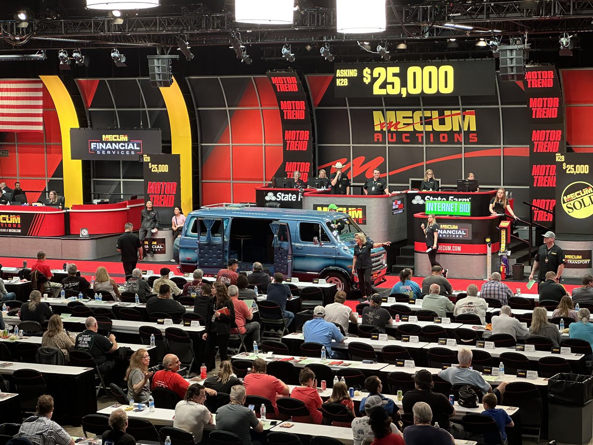 mccabeio's tweet photo. Mecum Indy #mecumindy Day 2 rolling! https://t.co/CRh9xKl06q