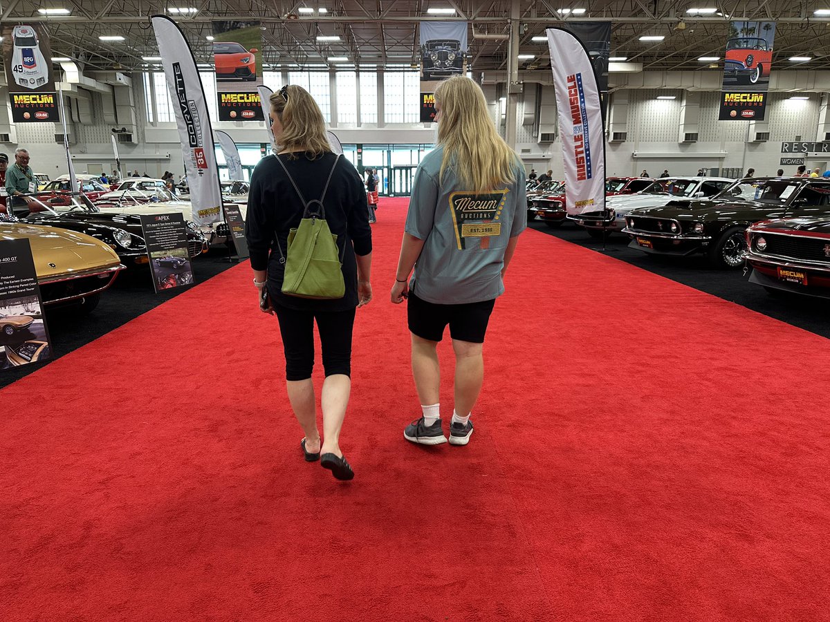 mccabeio's tweet photo. Mecum Indy #mecumindy Day 2 rolling! https://t.co/CRh9xKl06q