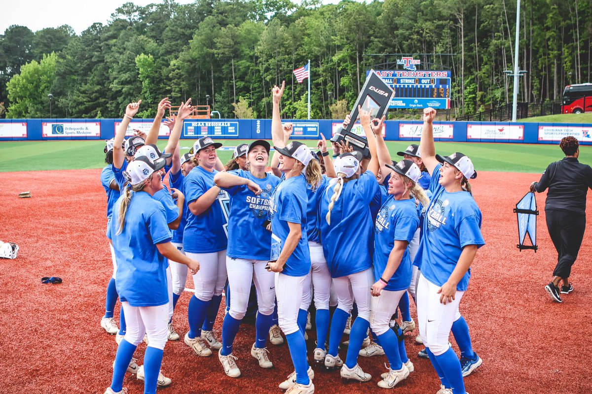 MT_Softball's tweet photo. Bringing it back to the ‘Boro! 🏆

#BLUEnited | ⚡️⬆️ https://t.co/8rDCxqBfNz