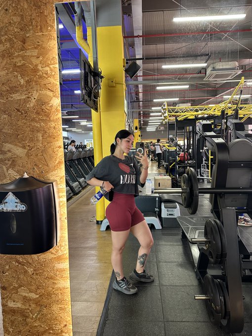 Hoy si hubo foto en el gym 😬 https://t.co/NQtLMW2YnN