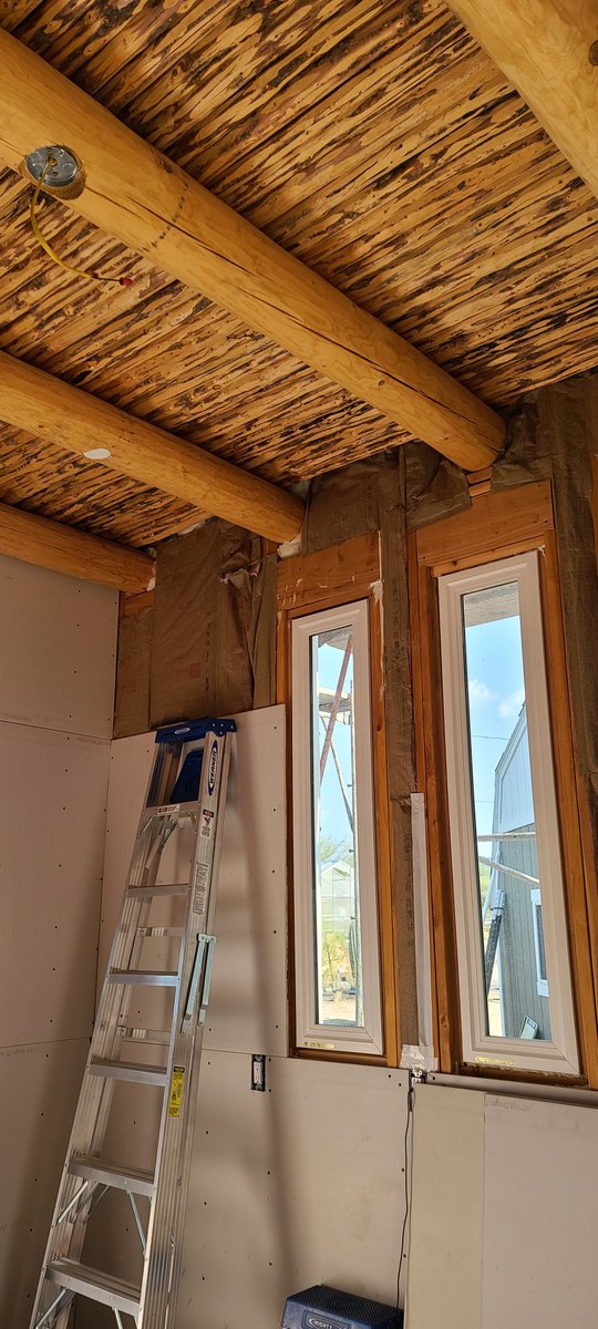 When there are only two of you, you invent unique ways to help with the heavy lifting. These vigas for the ceiling were huge.
#diyprojects #homesteading #selfsufficient #diyhomeprojects #homesteadinglife  #homeprojects #commonprojects #diyhouseprojects #homesteadingskills #vigas