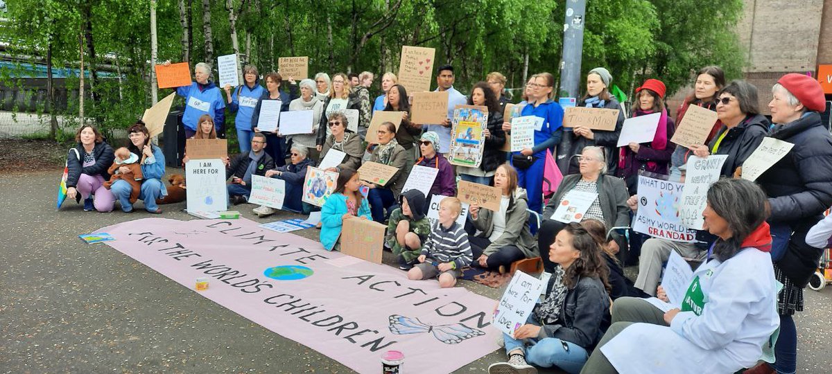 Outside Tate Modern today Wandsworth rebels joined grandmothers, aunties, sisters, daughters &amp; allies the world over in the Global Mothers Rebellion. #ClimateEmergency #Mothersrebellionforclimatejustice 
<a href="/XRebellionUK/">Extinction Rebellion UK 🌍</a> <a href="/XRLondon/">Extinction Rebellion London 🌍</a> <a href="/XRUK_Actions/">XRUK_Actions</a>