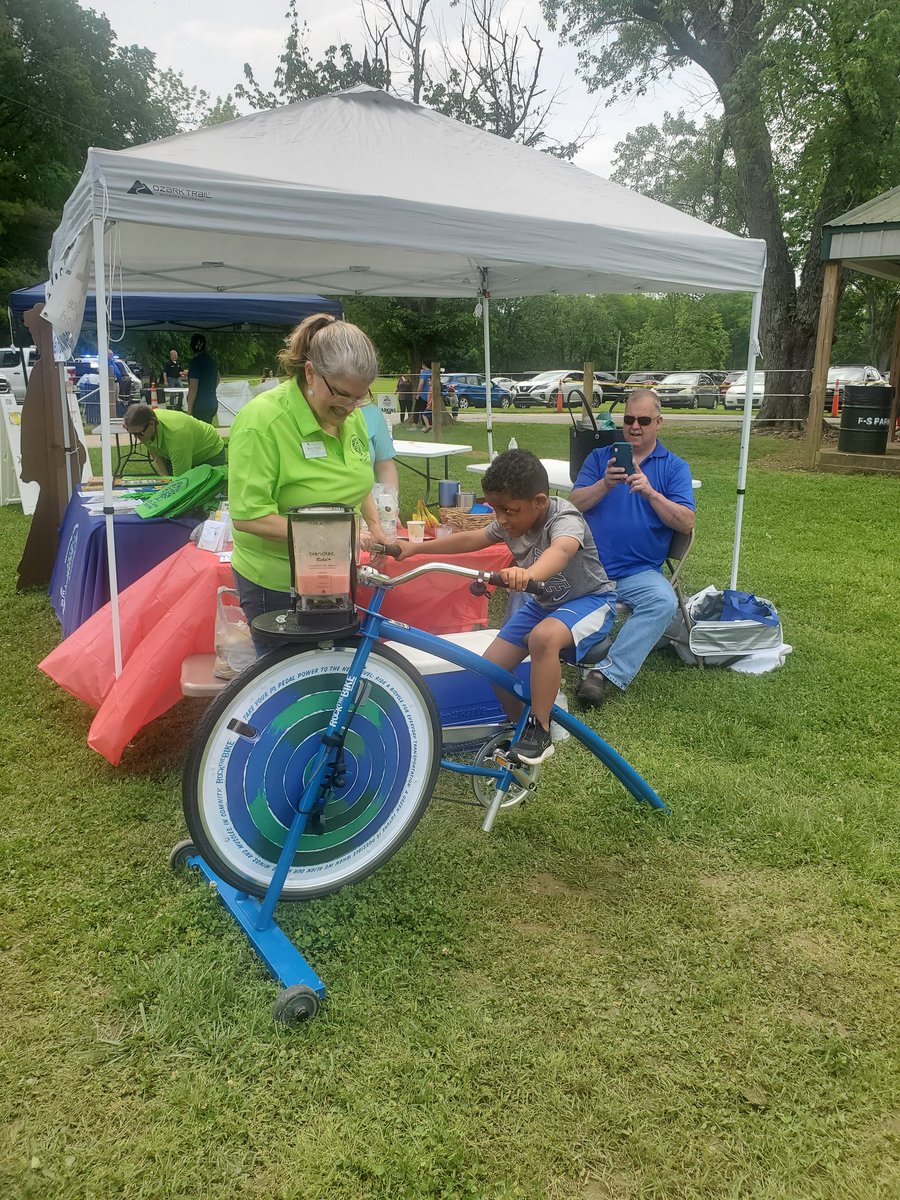 spirit1168's tweet photo. Lots of hands on learning at the Family Fun Event benefitting the Simpson County Chapter of @dollyslibrary.
@FESLittleCats @UKExtension @KentuckyKOB
#dollyslibrary #FRYSC #itsforthekids #communitysupport #powerofcommunity https://t.co/QQtCnPCK11