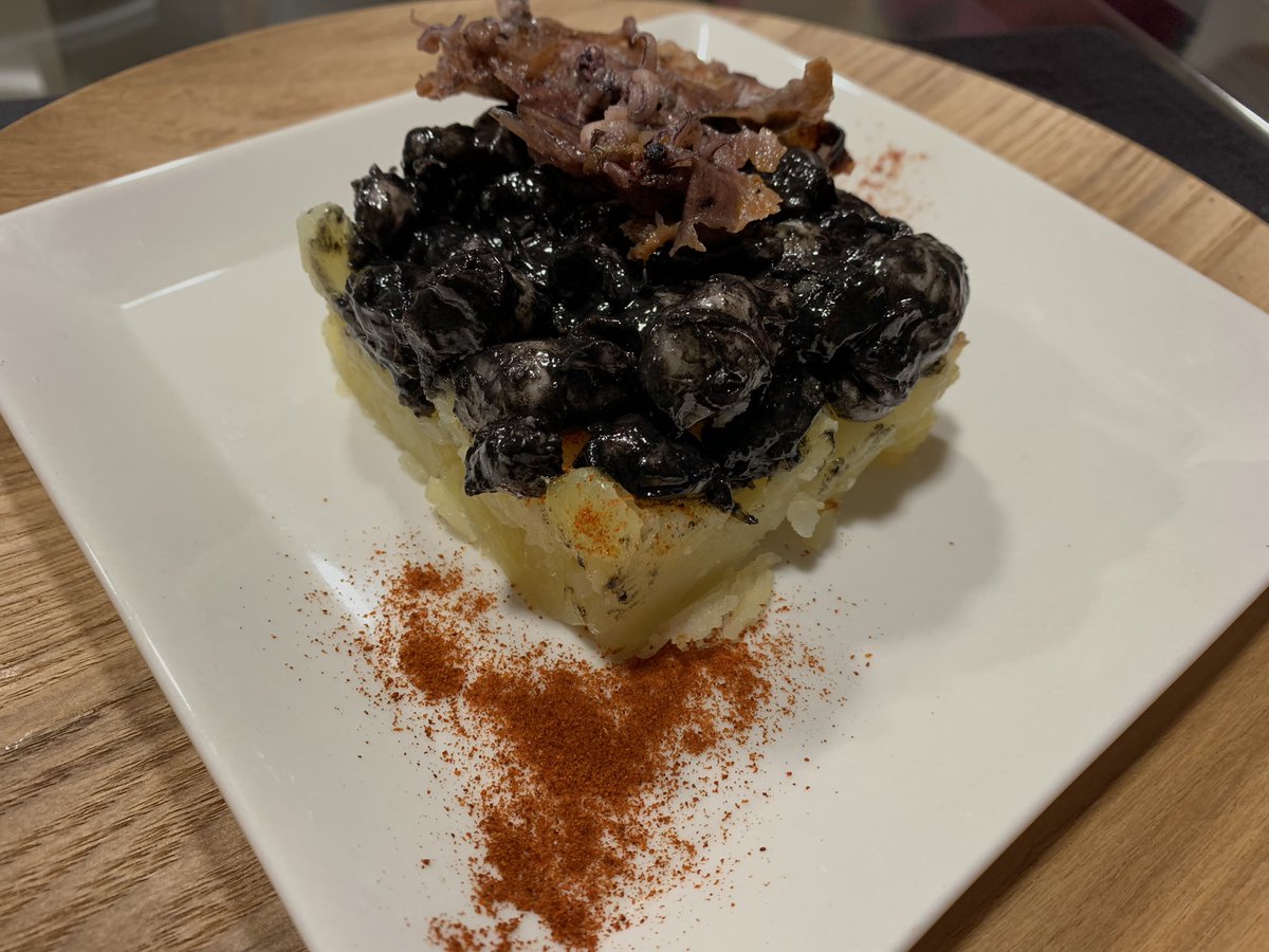 nacho_pelaez's tweet photo. Disfrutando el fin de semana con este Lousas 2017, de #Envinate al que le han sentado muy bien estos añitos. Lomo de atún rojo, puntillitas con alioli de ajo negro y lubina a la plancha para tocar el cielo 😊😊 https://t.co/C9XBymMhf6