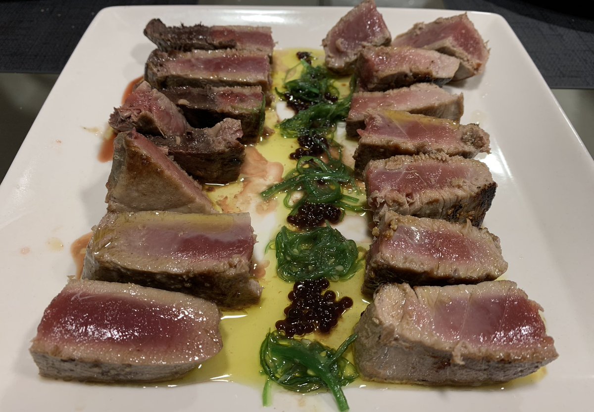 nacho_pelaez's tweet photo. Disfrutando el fin de semana con este Lousas 2017, de #Envinate al que le han sentado muy bien estos añitos. Lomo de atún rojo, puntillitas con alioli de ajo negro y lubina a la plancha para tocar el cielo 😊😊 https://t.co/C9XBymMhf6