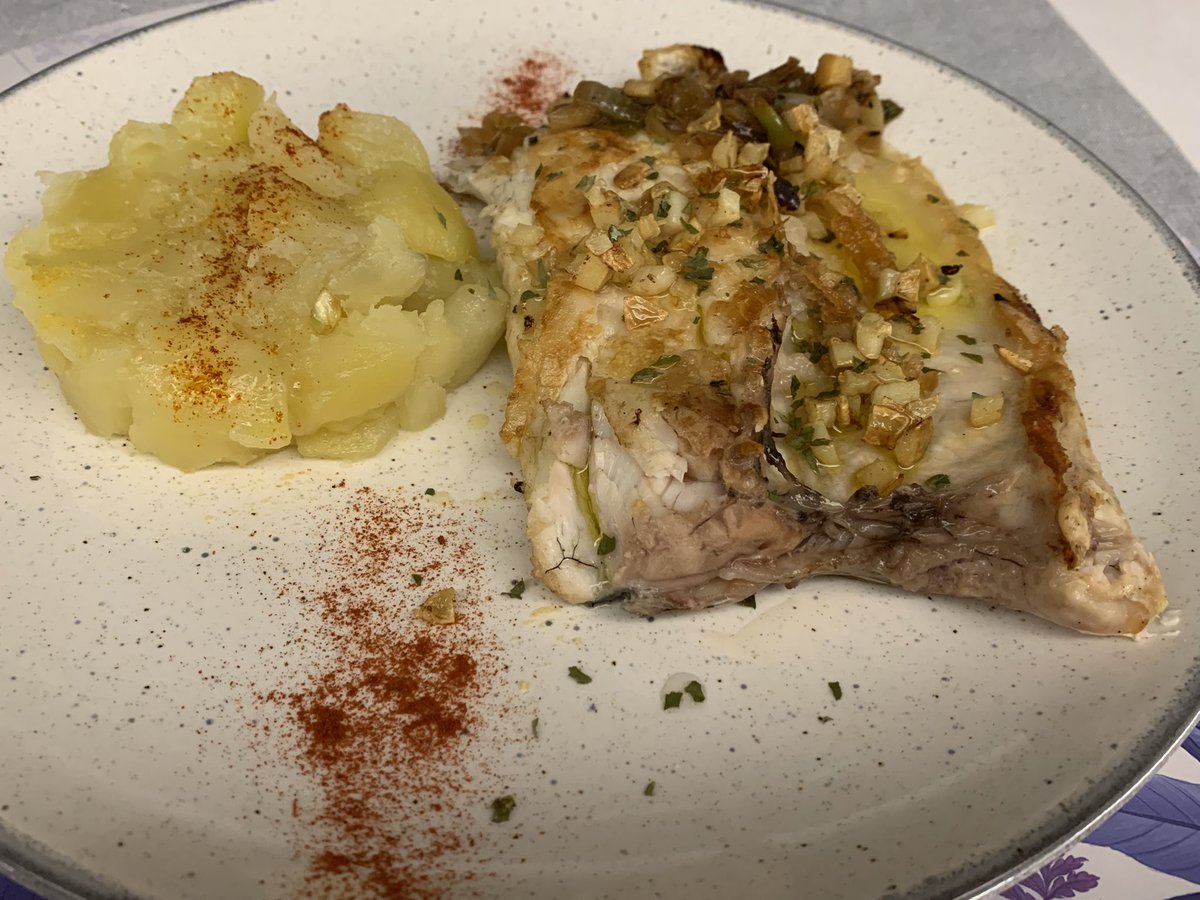 nacho_pelaez's tweet photo. Disfrutando el fin de semana con este Lousas 2017, de #Envinate al que le han sentado muy bien estos añitos. Lomo de atún rojo, puntillitas con alioli de ajo negro y lubina a la plancha para tocar el cielo 😊😊 https://t.co/C9XBymMhf6