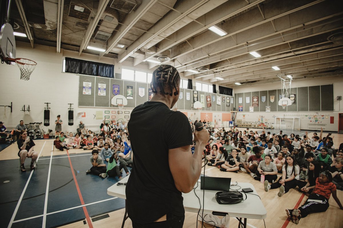ott_blackjacks's tweet photo. Hier, notre ailier James Jean-Marie (@Hooper_J24) est allé parler aux jeunes de son ancienne école primaire à Montréal, l'école primaire Saint-Joseph. ❤️

🏀Venez voir jouer James à la @TD_Place cet été:

https://t.co/ACD9vBFIrm https://t.co/43DO3YMTb0