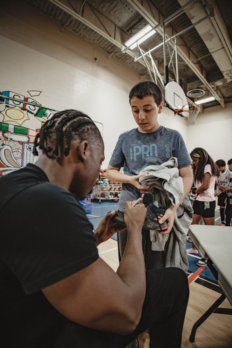 ott_blackjacks's tweet photo. Hier, notre ailier James Jean-Marie (@Hooper_J24) est allé parler aux jeunes de son ancienne école primaire à Montréal, l'école primaire Saint-Joseph. ❤️

🏀Venez voir jouer James à la @TD_Place cet été:

https://t.co/ACD9vBFIrm https://t.co/43DO3YMTb0