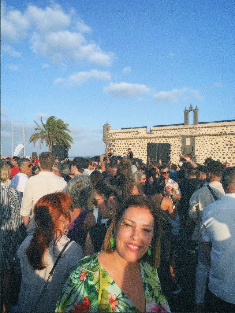 AlcaldesaAstrid's tweet photo. Esta tarde hemos disfrutado del EMEC Festival 🪩. 

La capital ha acogido este festival que combina música, gastronomía y arte 💙. 

#Arrecife #EMECFestival #Capital #Lanzarote https://t.co/IWnt7Ohsdg