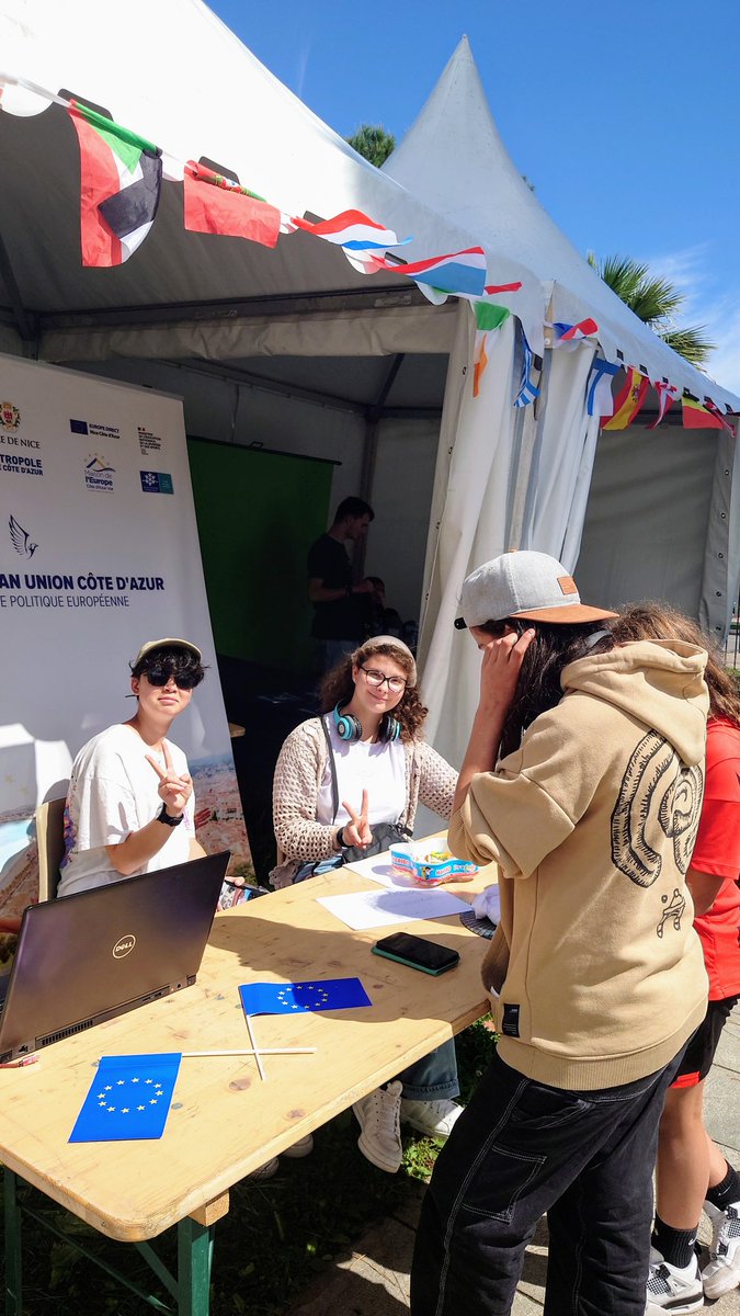 modeleuca's tweet photo. Merci @VilledeNice pour ce magnifique Nice #EuropeDay aujourd'hui ! Nous étions présents pour présenter aux niçois notre événement et élargir leurs connaissances sur l'Union Européenne via des quizz ! Merci aussi à @MetropoleNCA et @EuropeDirectNCA de l'invitation ! ♥️ https://t.co/zVw9nBdQFT