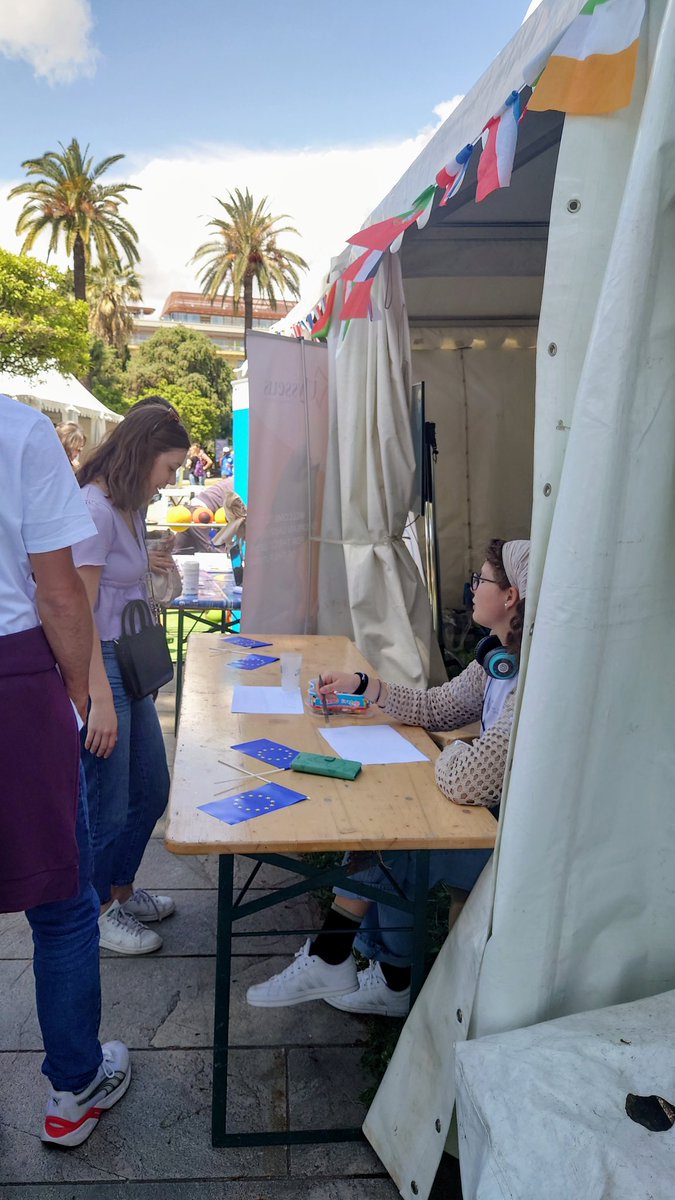 modeleuca's tweet photo. Merci @VilledeNice pour ce magnifique Nice #EuropeDay aujourd'hui ! Nous étions présents pour présenter aux niçois notre événement et élargir leurs connaissances sur l'Union Européenne via des quizz ! Merci aussi à @MetropoleNCA et @EuropeDirectNCA de l'invitation ! ♥️ https://t.co/zVw9nBdQFT
