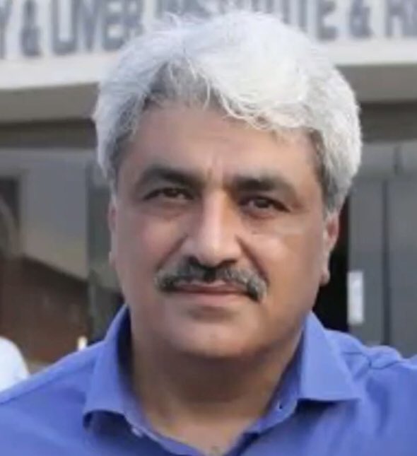 Moeedi's tweet photo. جب ن لیگی شر پسند عناصر کے سربراہ خواجہ سلمان رفیق (خواجہ سعد رفیق کا بھائ) اور ان کے غنڈون نے سرے عام فوج کے حاضر سروس جوان میجر حارس پر بدترین تشدد کر کے بے حال اور بے ہوش کیا اس وقت ملزم شہباز شریف نہ تو خون کے آنسو رویا اور نہ ہی ملزمان کو کڑی سزا دی۔

یہ شرپسند عناصر قانون سے بالاتر ہیں۔

WARNING ⚠️ GRAPHIC CONTENT ⚠️