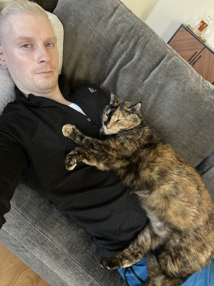 LexiWakeling's tweet photo. Caturday cuddles. #Caturday #CatDad https://t.co/Lg9X1b2fZc