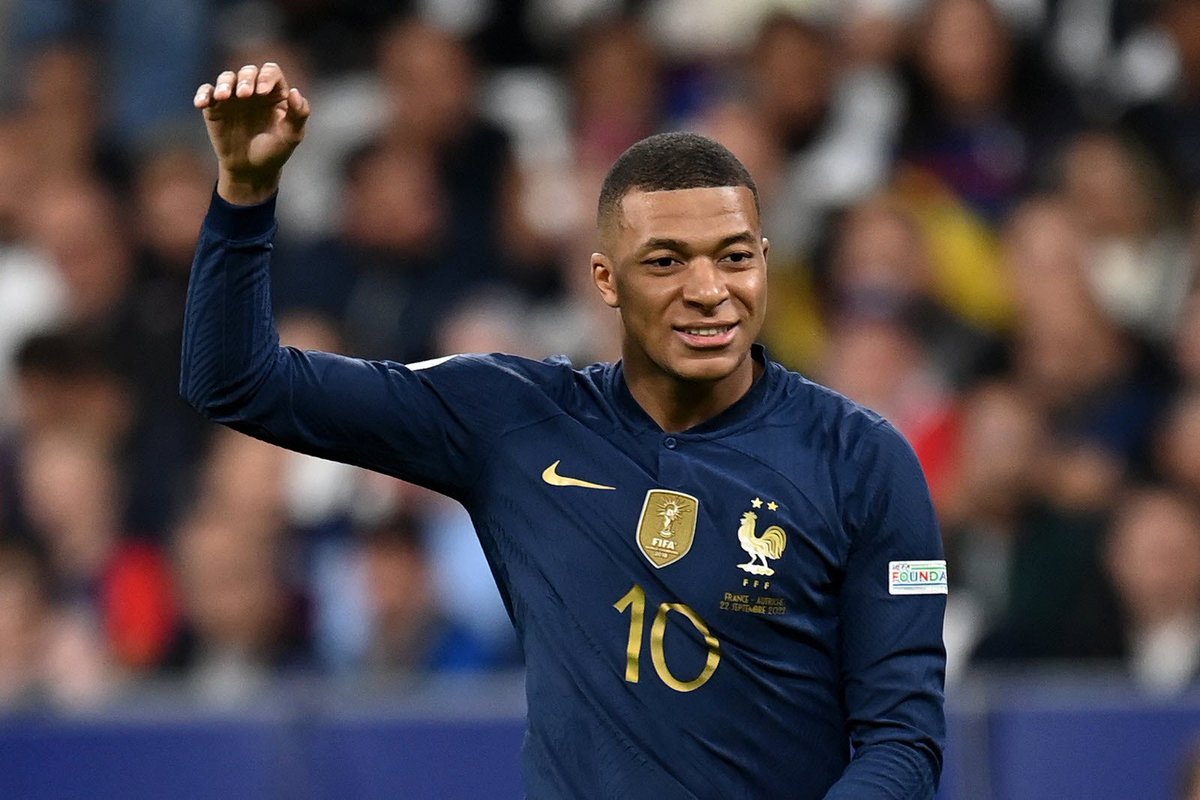 kamanmpo's tweet photo. Mbappé🇫🇷 depuis janvier 2022: 76 buts en 77 matches (0,99 buts par matches)

Vinicius🇧🇷 depuis le début de sa carrière: 75 buts en 286 matches (0,26 buts par matches)

Ne comparez pas n’importe qui avec le meilleur joueur du monde 🐐🇫🇷 https://t.co/6TyHREPISC