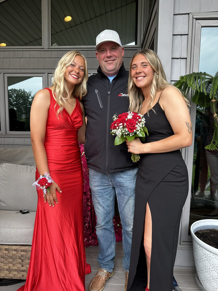 Got to get my pic with my girls! 🥎🌪️<a href="/meghanshireyy/">meghanshireyy</a> <a href="/MccutchanHailey/">Hailey McCutchan</a>