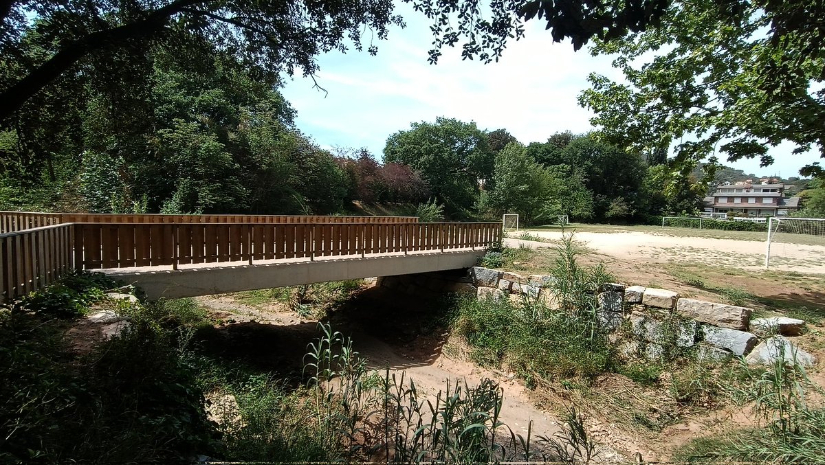 De veritat calia fer aquest pont, que trenca el camp de futbol i no va enlloc?. Fan falta molts ponts per creuar les rieres de #valldoreix  i no hi ha pressupost per a tots, mol poc #eficient començar per aquest