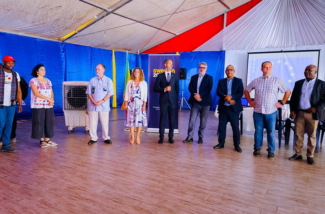 UEauMali's tweet image. Des centaines d'élèves et étudiants ont participé à la Foire aux Bourses de @UEauMali et États membres au palais de la culture. Objectif: permettre aux jeunes de découvrir les opportunités de formations et de bourses disponibles et les programmes d’échanges en Europe.