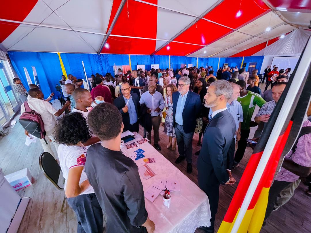 UEauMali's tweet image. Des centaines d'élèves et étudiants ont participé à la Foire aux Bourses de @UEauMali et États membres au palais de la culture. Objectif: permettre aux jeunes de découvrir les opportunités de formations et de bourses disponibles et les programmes d’échanges en Europe.