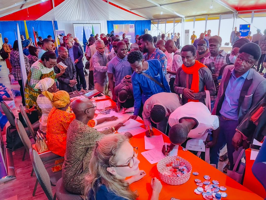 UEauMali's tweet image. Des centaines d'élèves et étudiants ont participé à la Foire aux Bourses de @UEauMali et États membres au palais de la culture. Objectif: permettre aux jeunes de découvrir les opportunités de formations et de bourses disponibles et les programmes d’échanges en Europe.