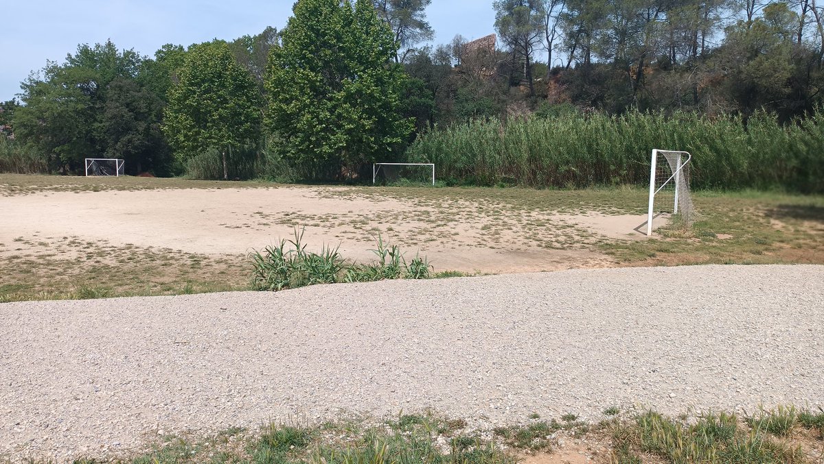 La rampa per accedir del pont al camp de futbol de #valldoreix trepitja el camp.
Algú em pot dir per a que serveix el pont, si inutilitza el camp de futbol?