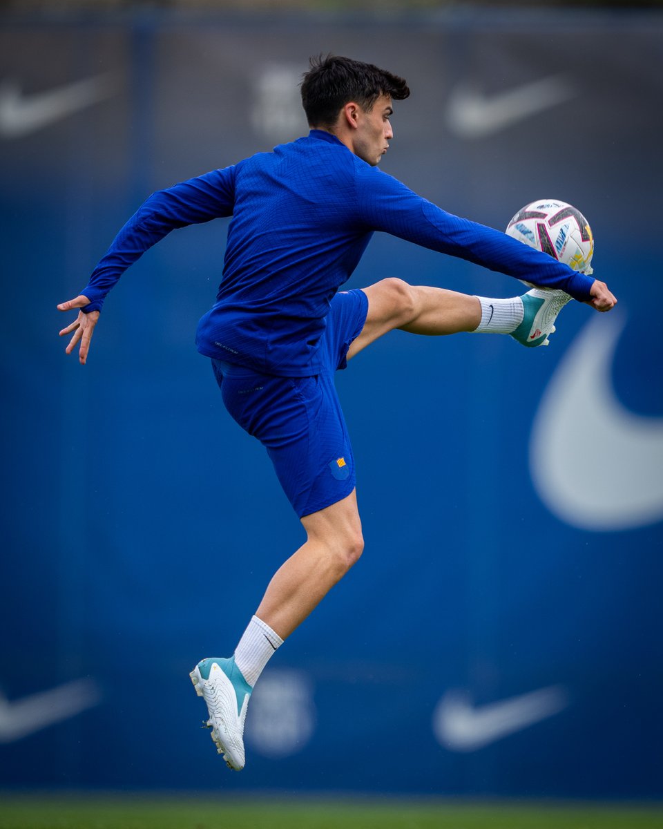 FCBarcelona_es's tweet photo. Allá va con el balón en los pies… https://t.co/n4NqAf4kZY