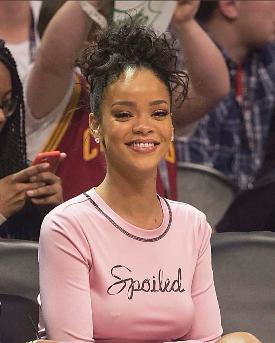 FentyLounge's tweet photo. Rihanna. https://t.co/y6NEYnRZn8